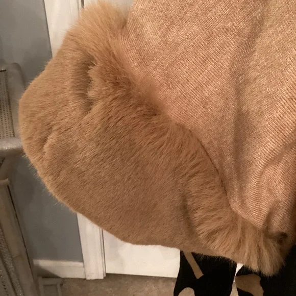Faux Fur sleeve sweater - Picture 5 of 6